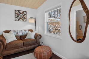 Smart TV, fireplace, music library, stereo