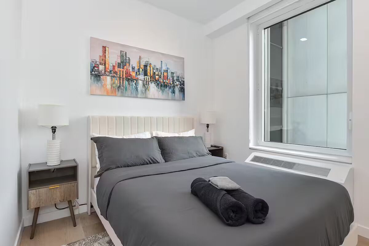 客房内保险箱、办公桌、笔记本电脑工作区、熨斗/熨衣板