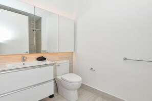 Ilmaiset hygieniatuotteet, hiustenkuivaaja, pyyhkeet, saippua