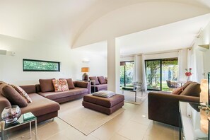 Smart TV, fireplace, ping pong, books - Vila Algarvve II-5 mn walking from Beach-heated pool-see view-16 pax (Albufeira)