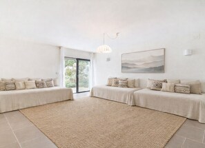 Interior - Vila Algarvve II-5 mn walking from Beach-heated pool-see view-16 pax (Albufeira)