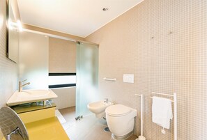 Hair dryer, towels, soap, toilet paper - Vila Algarvve II-5 mn walking from Beach-heated pool-see view-16 pax (Albufeira)