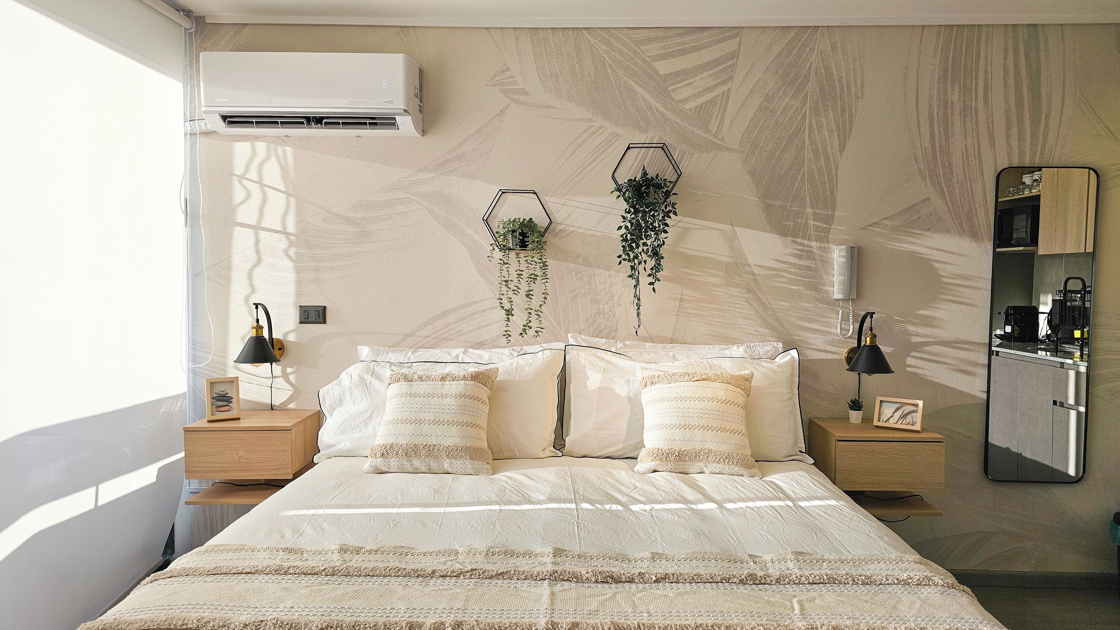 Een strijkplank/strijkijzer, wifi, beddengoed