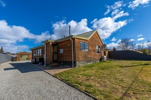 Exterior - Timber & Stars Cabin - your cosy getaway in the heart of Twizel. (Twizel)