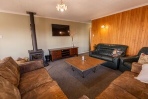 TV, fireplace - Timber & Stars Cabin - your cosy getaway in the heart of Twizel. (Twizel)