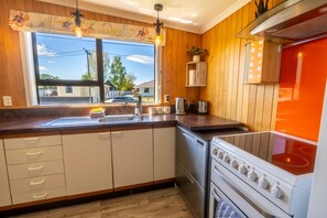 Fridge, oven, stovetop, dishwasher - Timber & Stars Cabin - your cosy getaway in the heart of Twizel. (Twizel)