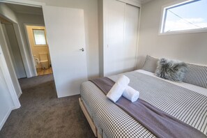 Tabla de planchar con plancha, wifi y ropa de cama 