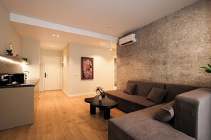 Smart TV - One Bedroom Apartment with City and Mountain View (Tiranë)