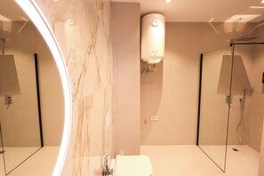 Secadora de cabello, toallas, jabón, papel de baño 