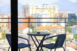 Outdoor dining - One Bedroom Apartment with City and Mountain View (Tiranë)