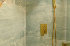 Shower, hair dryer, towels, shampoo - Poolside at Hayloft Lodge (Lake Geneva)