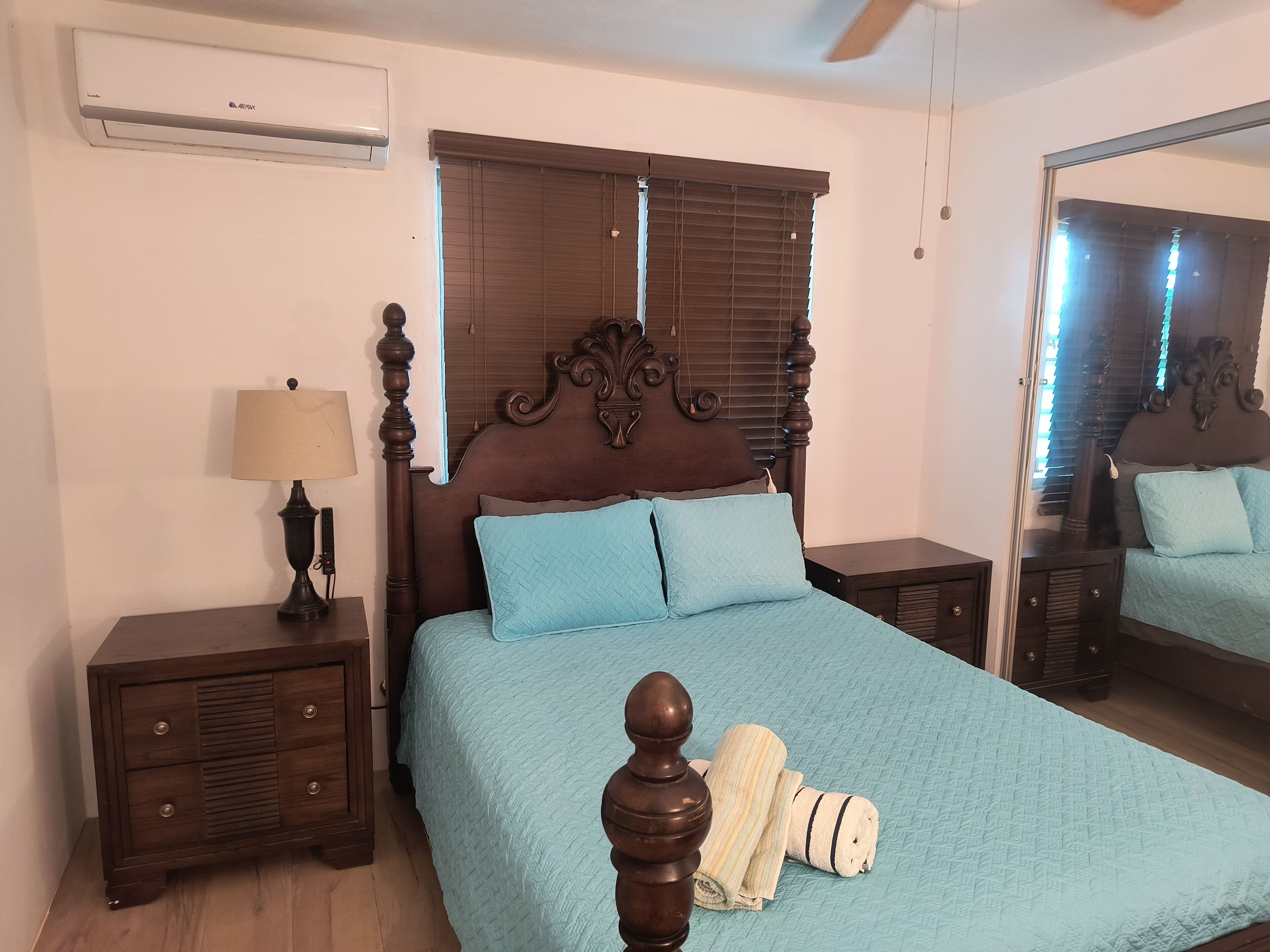 Tabla de planchar con plancha, wifi y ropa de cama 