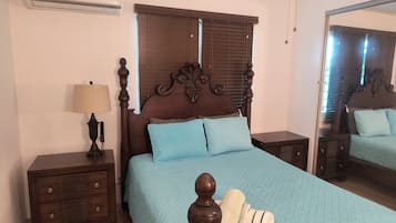 Tabla de planchar con plancha, wifi y ropa de cama