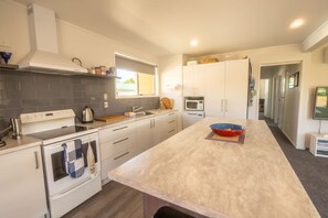 Fridge, microwave, oven, stovetop - Dreamy Days - relax & unwind. (Twizel)