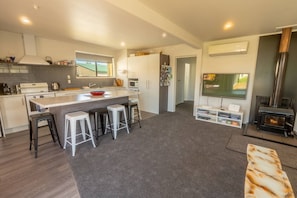 Fridge, microwave, oven, stovetop - Dreamy Days - relax & unwind. (Twizel)
