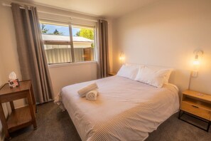 3 bedrooms, iron/ironing board, WiFi, bed sheets - Dreamy Days - relax & unwind. (Twizel)