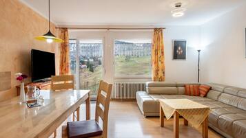 TV, DVD player, ping pong, stereo