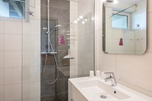 Shower, hair dryer, towels - Apartment 'Fichte' with Mountain View, Shared Terrace and Wi-Fi (Todtnau)