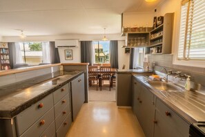 Fridge, microwave, oven, stovetop - Fisherman`s Friend - Twizel (Twizel)