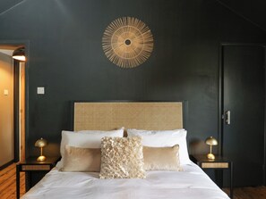 2 Schlafzimmer, individuell dekoriert, individuell eingerichtet