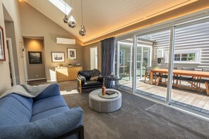 TV, fireplace - Grand Glen Lyon - Big & Beautiful (Twizel)