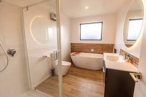 Hair dryer, towels - Modern Glenfield - Private & Spacious (Twizel)