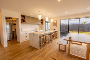 Fridge, microwave, oven, stovetop - Modern Glenfield - Private & Spacious (Twizel)