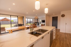 Interior - Modern Glenfield - Private & Spacious (Twizel)