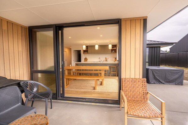 Outdoor dining - Modern Glenfield - Private & Spacious (Twizel)