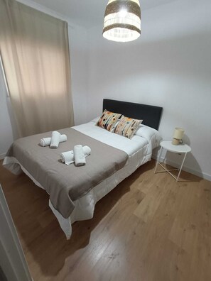 3 dormitorios, tabla de planchar con plancha, wifi gratis y ropa de cama