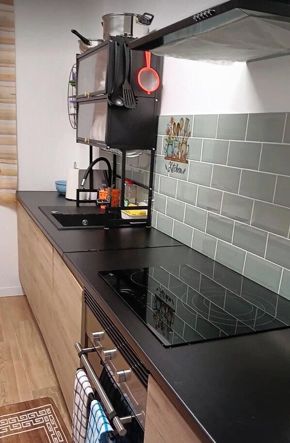 Wasserkocher mit Kaffee-/Teezubehör, Kühlschrank, Mikrowelle, Ofen