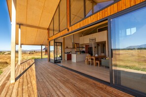 Outdoor dining - Luxury Alpine Loft - Mountain Views (Twizel)