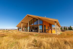 Exterior - Luxury Alpine Loft - Mountain Views (Twizel)