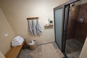 Shower, hair dryer, towels, soap - Private Lakeview Villa w/ Pool – Sleeps 15+ (Lago de Yojoa)