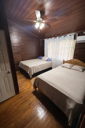 7 bedrooms, desk, iron/ironing board, travel cot - Private Lakeview Villa w/ Pool – Sleeps 15+ (Lago de Yojoa)
