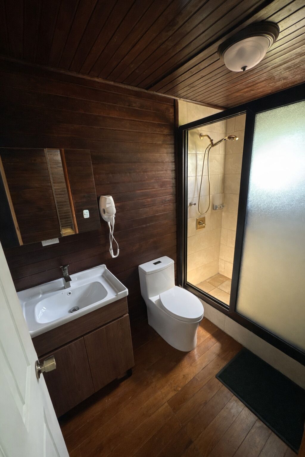 Douche, sèche-cheveux, serviettes fournies, savon