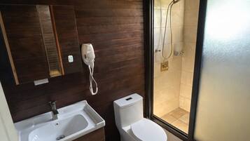 Douche, sèche-cheveux, serviettes fournies, savon