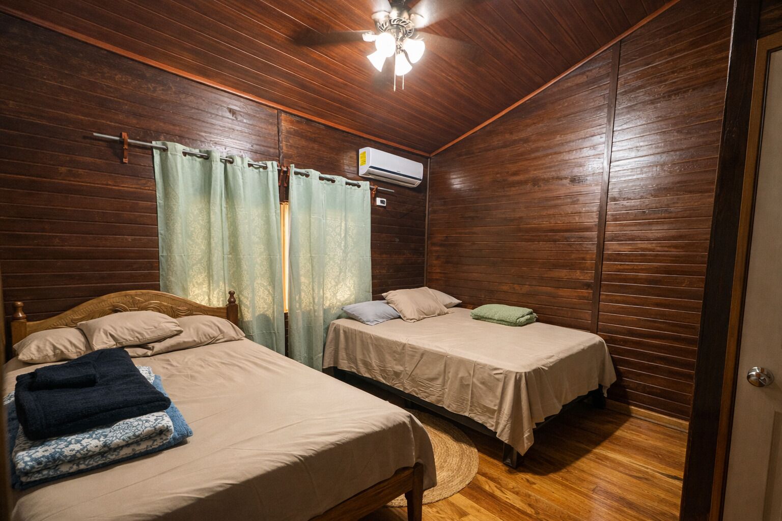 Desk, travel crib, free WiFi, bed sheets