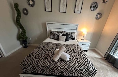 2 bedrooms, iron/ironing board, internet, bed sheets. Luxury 2BR Apt by Grandscape