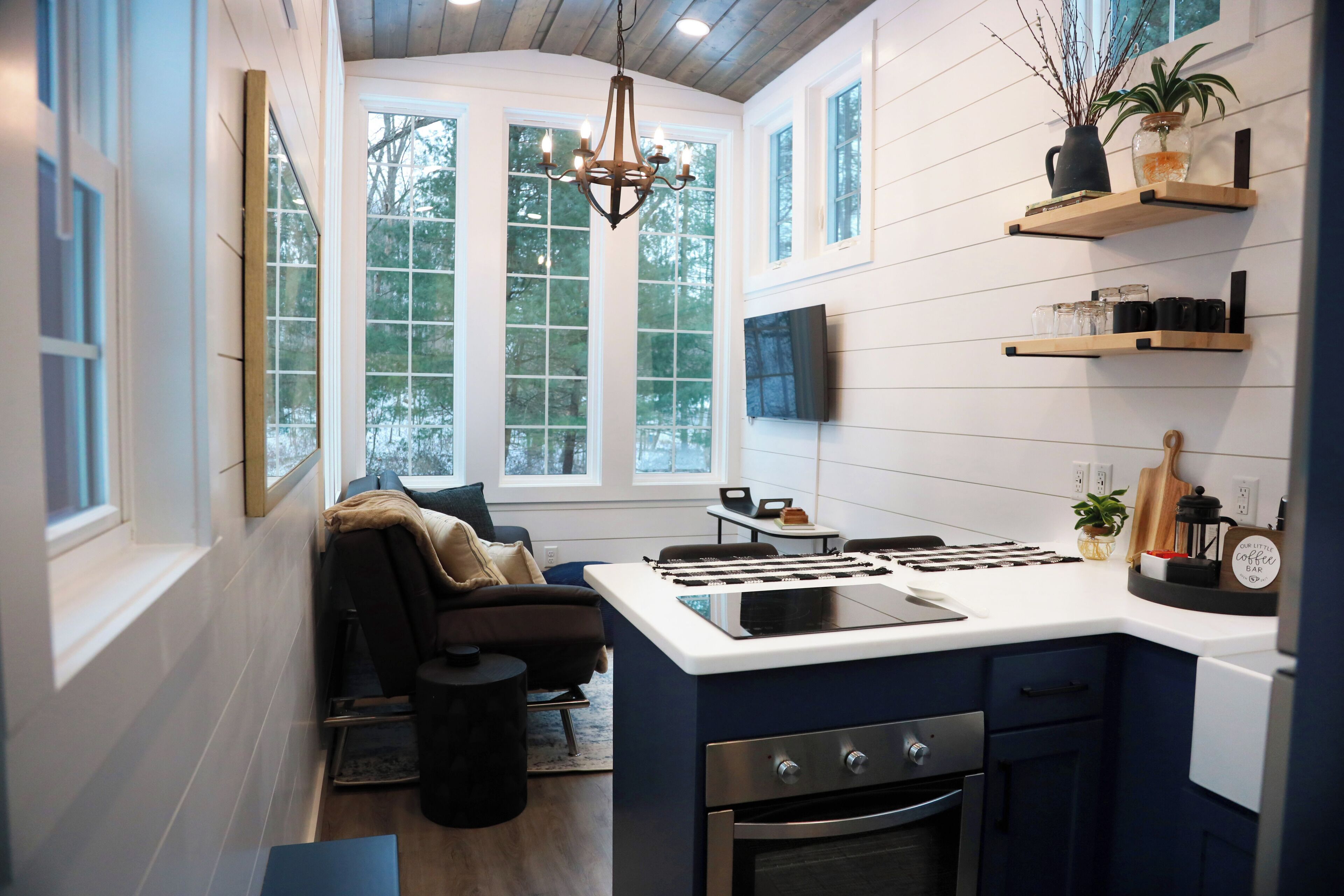 Fridge, oven, stovetop, coffee/tea maker