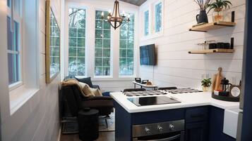 Fridge, oven, stovetop, coffee/tea maker