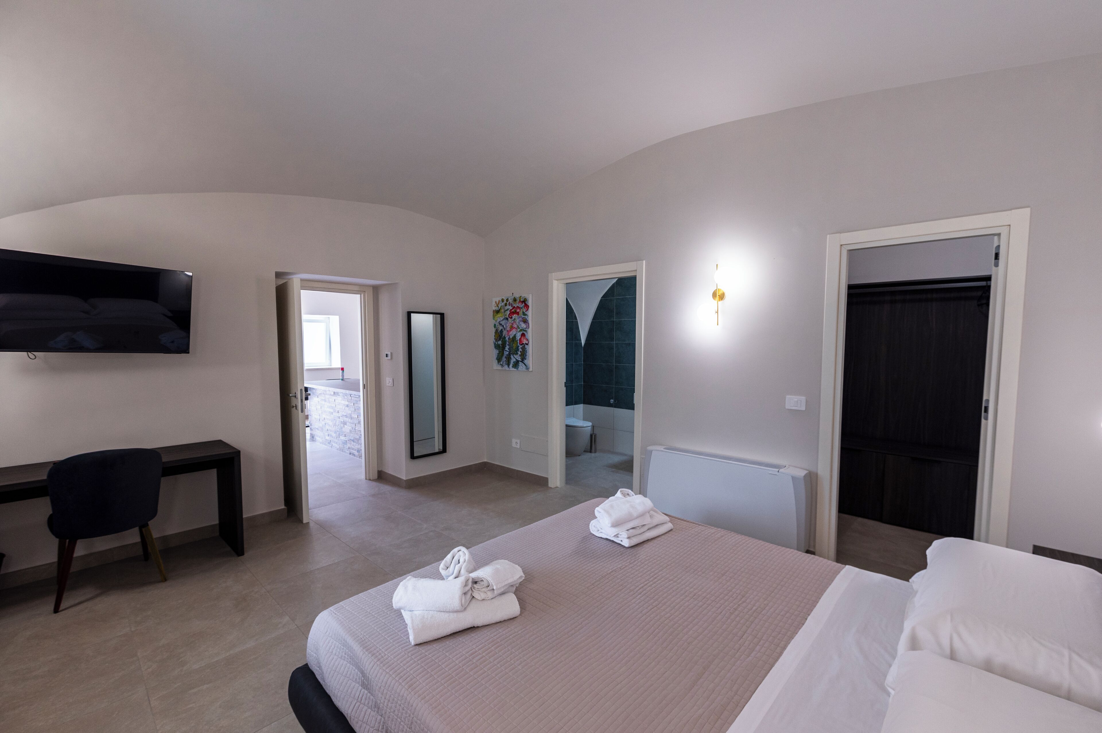 Habitación familiar, patio, vistas al jardín | Caja fuerte, escritorio, espacio para trabajar con un portátil