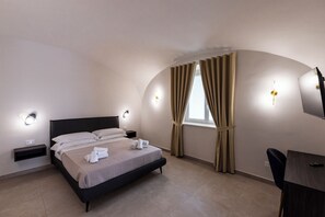 Family Room, Patio, Garden View | In-room safe, desk, laptop workspace, blackout drapes - Dimora Rosae (Telese)