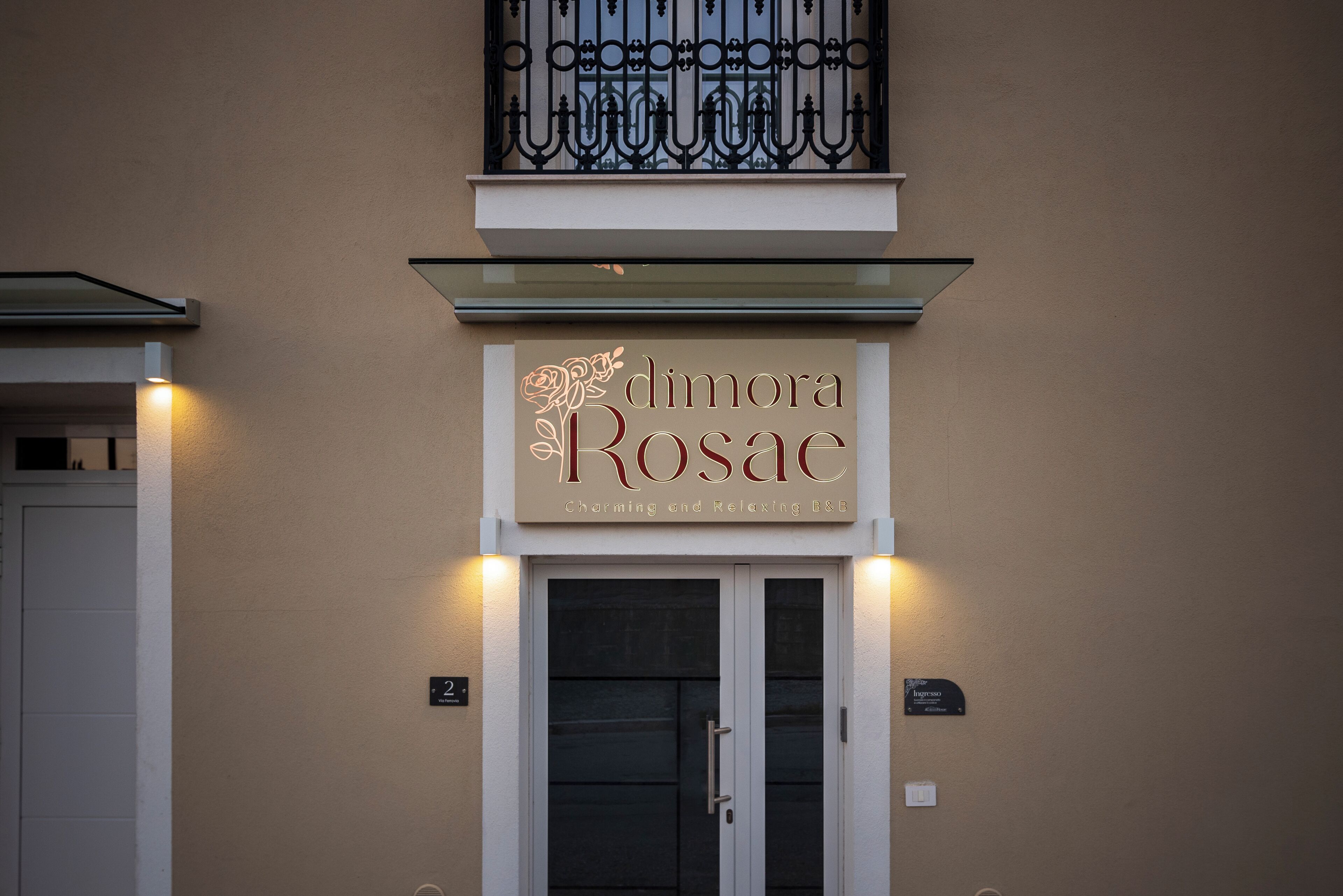 Un bâtiment portant une enseigne indiquant « Dimora Rosace », ce qui suggère qu’il s’agit d’un spa ou d’un centre de bien-être.