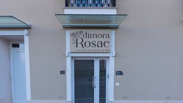 Fachada de edificio con un letrero que indica 'dimora Rosae', un bed and breakfast.