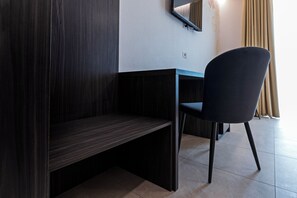 Comfort Room, Roll-in Shower, Balcony | Interior - Dimora Rosae (Telese)
