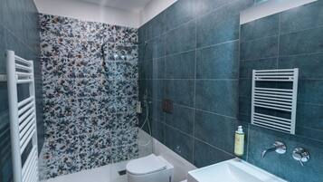 Kamar Comfort, shower kursi roda, balkon | Kamar mandi | Shower, pengering rambut, handuk, dan sabun