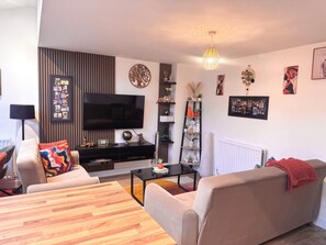 Room, 1 Bedroom | Living room