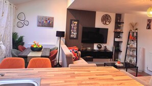 A modern living room with a dining area, a flat-screen TV, and a skylight. - Room-room in Blackburn - Peters Place (Blackburn)