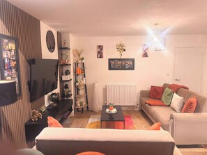 Room, 1 Bedroom | Living room - Room-room in Blackburn - Peters Place (Blackburn)